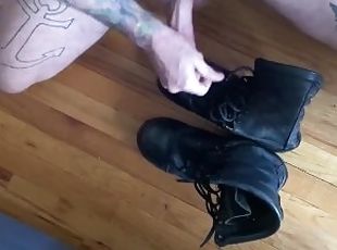 Ryan Powers cums on size 14 boots