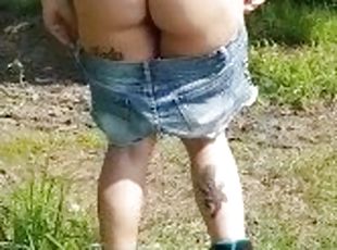 milf faì la pipi' in un parco