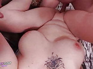 Geile MILF fickt und macht nassen Handjob