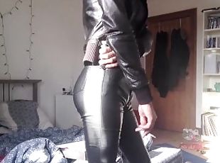 Trans smoking in leather pant