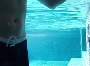 Masturbation, Public, Amateur, Ejaculation sur le corps, Gay, Branlette, Secousses, Ejaculation, Piscine, Solo