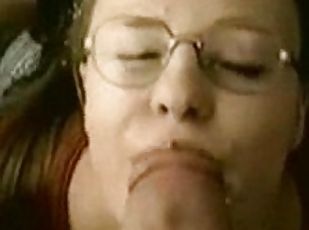 Amateur girlfriend receives cumshot over her glasses