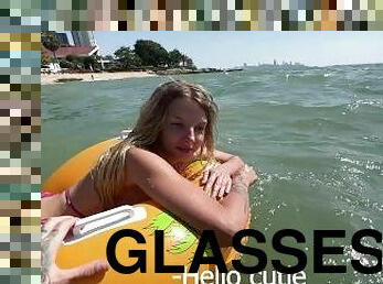 gros-nichons, lunettes, public, amateur, babes, fellation, ejaculation-sur-le-corps, branlette, plage, ejaculation