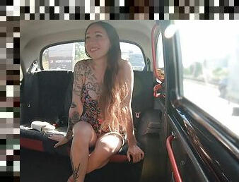 Tattooed slut with bubbly tits gets screwed in the car