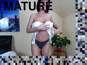 Mature horny mother cumming on webcam