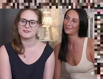 Deutsche Blondine und Brünette benutzen ein Doppeldildo