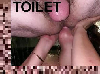 pisser, amateur, fellation, milf, fellation-profonde, couple, point-de-vue, horny, toilette, cunilingus