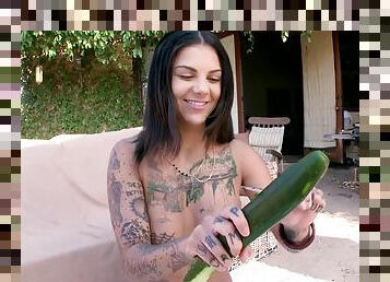 Bonnie Rotten squirts everywhere