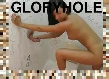 Gloryhole a morena en el bao