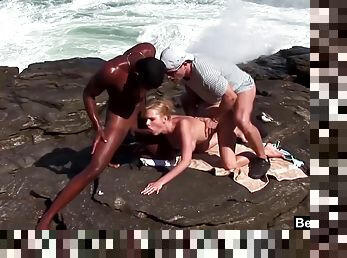 gros-nichons, en-plein-air, interracial, fellation-profonde, trio, blonde, gros-seins, blanc