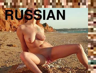 gros-nichons, mamelons, en-plein-air, russe, massage, plage, culotte, blonde, solo, rasé