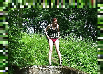 en-plein-air, pisser, chatte-pussy, amateur, cam, voyeur, rousse, culotte, rasé