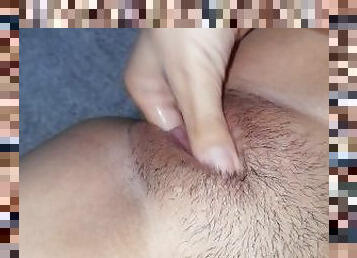 Gime Cuando Masturba Su Delicioso Coño Mojado