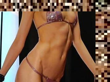 bir-deri-bir-kemik, orta-yaşlı-seksi-kadın, italyanca, fetiş, bikini, kaslı, metres, egemenlik