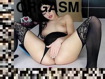 Superb brunette masturbates to orgasm