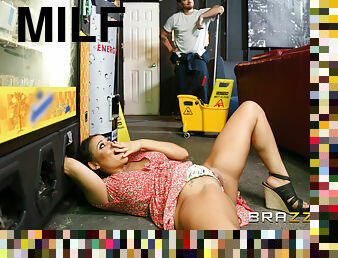 Hot curvy latina MILF Carmela Clutch seduces repairman Kyle Mason