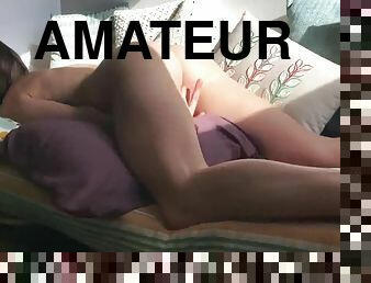 Mignonne Amatrice Se Masturbe Devant Un Porno, Magnifique Vue Sur Son Posterieur