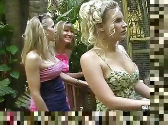 Lesbian hotties have a threesome