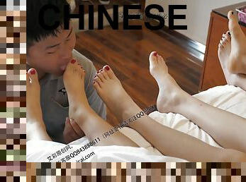 asiatique, pieds, salope, fétiche, chinoise, maîtresse, branlette-avec-les-pieds, femme-dominatrice