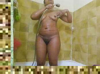 Une noire prend sa douche
