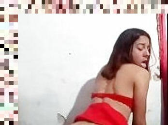 Con pollerita roja muy caliente masturbándome con la almohada