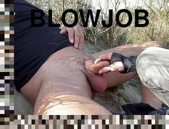 Quick blowjob on the beach - people cant stop passing by