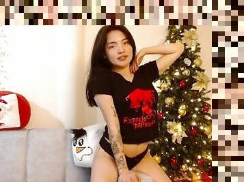 who wanna fuck now, under the Christmas Tree. Lau wanna be a good gift for u