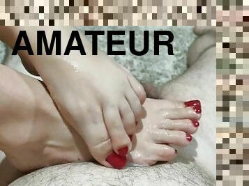 amateur, ejaculation-sur-le-corps, couple, pieds, fétiche, lait, branlette-avec-les-pieds, bite, orteils