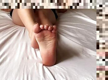 ¿Quieres lamer mis pies? - Fetiche de pies