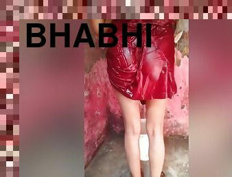 Aapki Nisha Bhabhi Nahati Hui Gand Dikha Rhi Hai