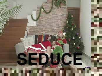 Latina Seduce A Duende Por Navidad