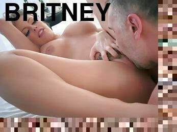 Britney Amber And Keiran Lee - Big Booty Chick Gettting Plowed Sideways By Big Dick