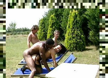 en-plein-air, ejaculation-sur-le-corps, interracial, vintage, fellation-profonde, sexe-de-groupe, rétro, bas, italien, brunette