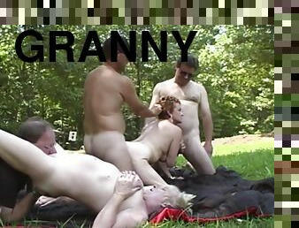 gros-nichons, en-plein-air, échangistes-et-libertins, ejaculation-sur-le-corps, granny, interracial, vintage, fellation-profonde, sexe-de-groupe, sur-le-visage