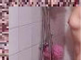 J'espionne au gros cul sous la douche pendant qu'elle est sous la douche