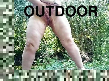 en-plein-air, pisser, chatte-pussy, russe, amateur, milf, maman, belle-femme-ronde, culotte, mère