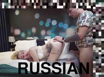 ruso, anal, casero, garganta-profunda, medias, primera-persona, rubia, tatuaje