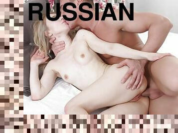russo, anal, tiro-ao-alvo, garganta-funda, pov, facial, loira, depilada, pénis