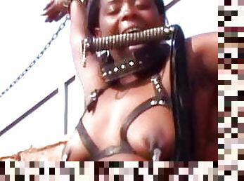 in-afara, public, bdsm, negru, slclav, umilire, african, plesnit