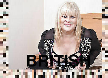 British Housewife Strips Naked - MatureNL