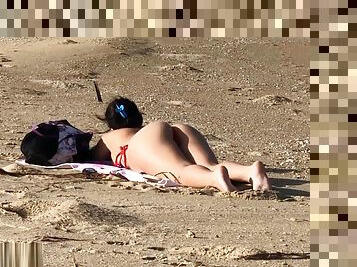 culo, tetas-grandes, masturbación, público, latino, cámara, playa, voyeur, pillada, bikini