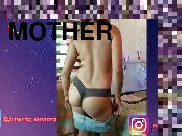 Senhora Pimenta se desnuda sensualmente em transmissão de webcam.