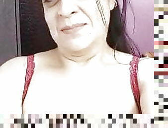 Desi aunty showing