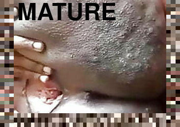 clito, masturbation, public, chatte-pussy, mature, ejaculation-sur-le-corps, maman, belle-femme-ronde, mère