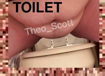 Fat girl peeing in toilet