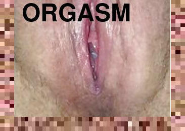 I masturbate and you can see cum start to come out when I cum