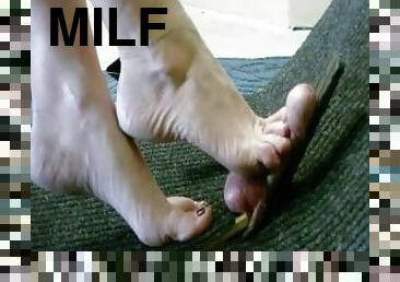 amateur, milf, esclave, voiture, point-de-vue, ejaculation, branlette-avec-les-pieds