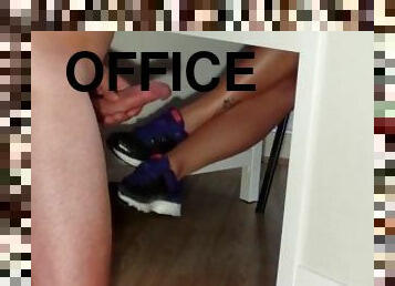 bureau-office, ejaculation-sur-le-corps, hardcore, pieds, ejaculation, lait, branlette-avec-les-pieds, bureau, brunette