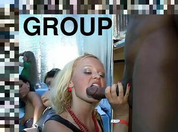 gros-nichons, fête, public, énorme-bite, interracial, branlette, fellation-profonde, sexe-de-groupe, bas, blonde