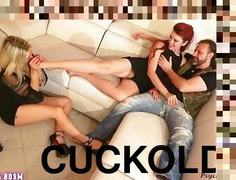 Reverse Cuckold Lesbica Mi Annusa e Lecca i Piedi Mentre Sego Un Uomo Teen Umilia Milf ITA